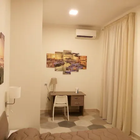 فندق مبيت وإفطار La Dimora Del Conte نابولي